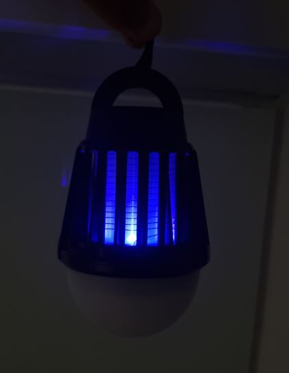 Lampa ZAPP Light z wyłączonym światłem z włączoną lampą owadobójczą